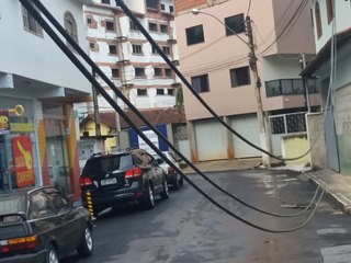 Cabos telefônicos dependurados causam transtornos numa rua em Marechal Floriano
