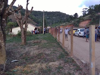 Carro desgovernado destrói parte de uma casa e por sorte não atinge morador em Domingos Martins