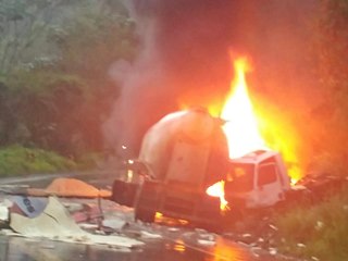 Colisão entre caminhão e carreta provoca incêndio na Rodovia BR 262 4