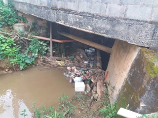 Córrego Batatal invadido pelo lixo em Marechal Floriano