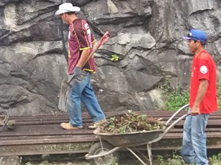 Corte de matos e conserto em desvio de trens ao lado da antiga estação ferroviária