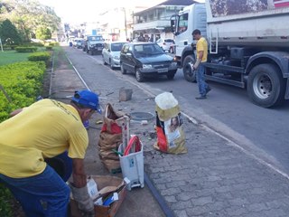 Excesso de lixo é removido antes do movimento em Marechal Floriano 3