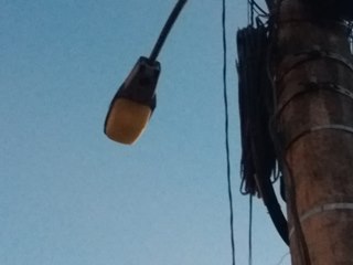 Morador conserta lâmpada de poste que acendia de dia em Marechal Floriano