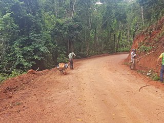 Roçado todo o capim às margens das estradas vicinais da Vila Schunk
