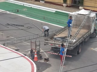 Toldo é removido da pracinha após causar transtornos em Marechal Floriano