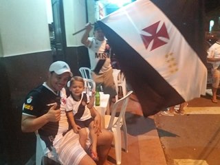 Torcedores do Vasco de Marechal Floriano comemoram vitória na Taça Guanabara