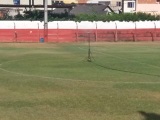 Traves pintadas e pequena área coberta de grama no campo em Marechal Floriano