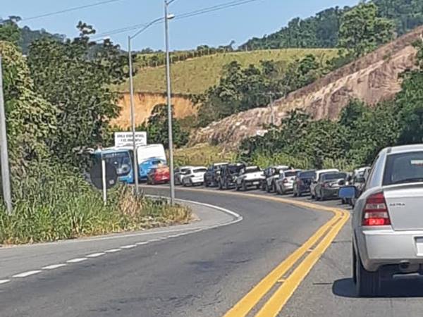 Trecho em obras e grande movimentacao de veiculos deixa a BR262 lenta