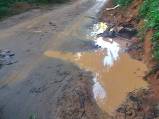 Vias com pisos destru&iacute;dos provocam acidentes e revoltam moradores em Marechal Floriano