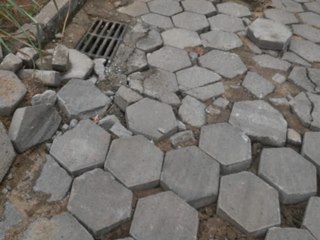 Vias com pisos destru&iacute;dos provocam acidentes e revoltam moradores em Marechal Floriano 2