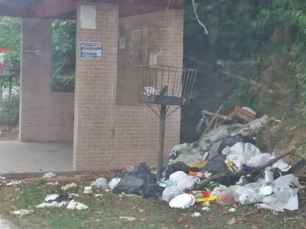 Amontoado de lixos no ponto de onibus na divisa de Domingos Martins com Marechal Floriano 02