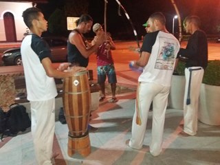 Apresentação de capoeira atrai moradores à Pracinha em Marechal Floriano