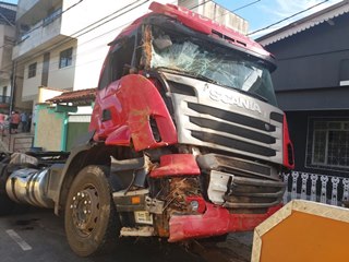 Carreta tomba em curva de estrada estadual próximo a Santa Maria de Jetibá