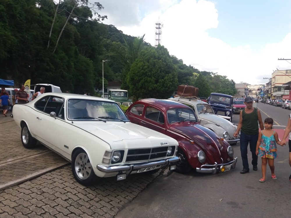 Carros antigos de colecionadores movimentam Marechal Floriano 2