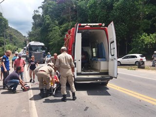 Colisão entre motocicleta e carro em Marechal Floriano deixa lento o trânsito da BR 262