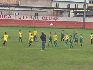 Competição interna de futebol anima meninos de Marechal Floriano