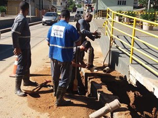 Encanamento da rede de distribuição de água se rompe em Marechal Floriano