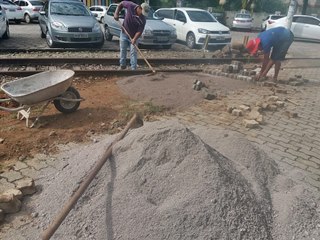 Equipe de obras reforma calçadão em Marechal Floriano