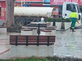 Equipe faz a primeira lavagem no novo piso da Pracinha em Marechal Floriano