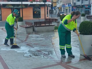 Equipe faz a primeira lavagem no novo piso da Pracinha em Marechal Floriano 2