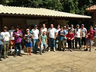Moradores ajudam avicultor a enterrar mais 50 mil frangos mortos em Domingos Martins 2