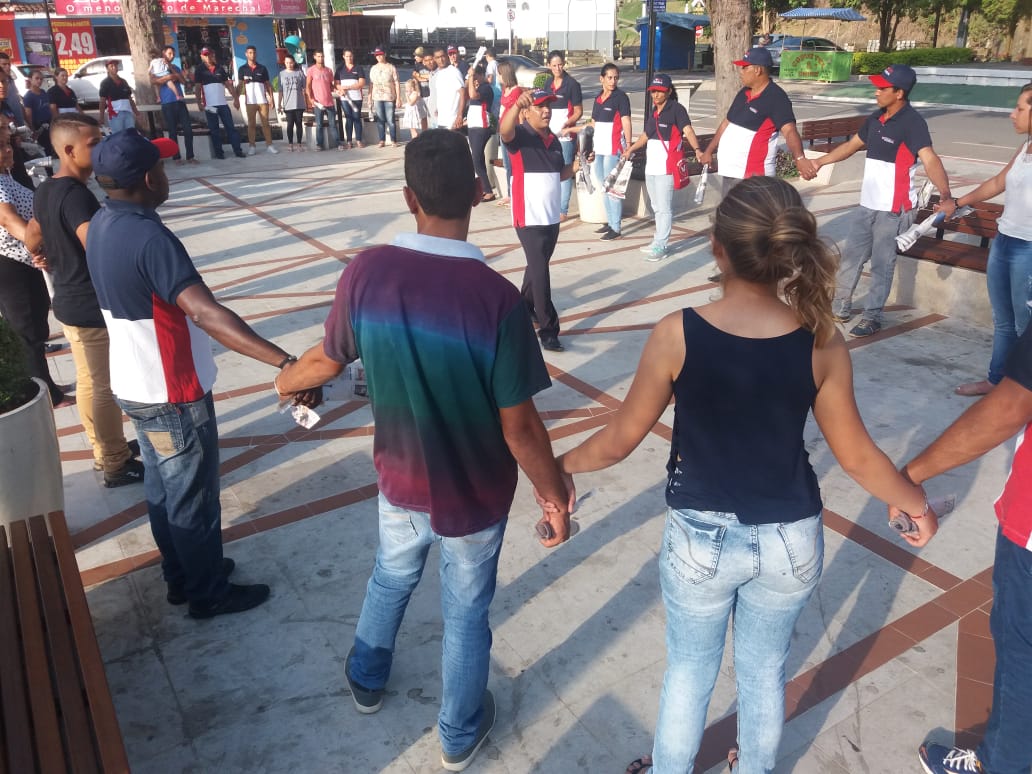 Moradores de Marechal Floriano e visitantes oram na Pra&ccedil;a Jos&eacute; Henrique Pereira 2