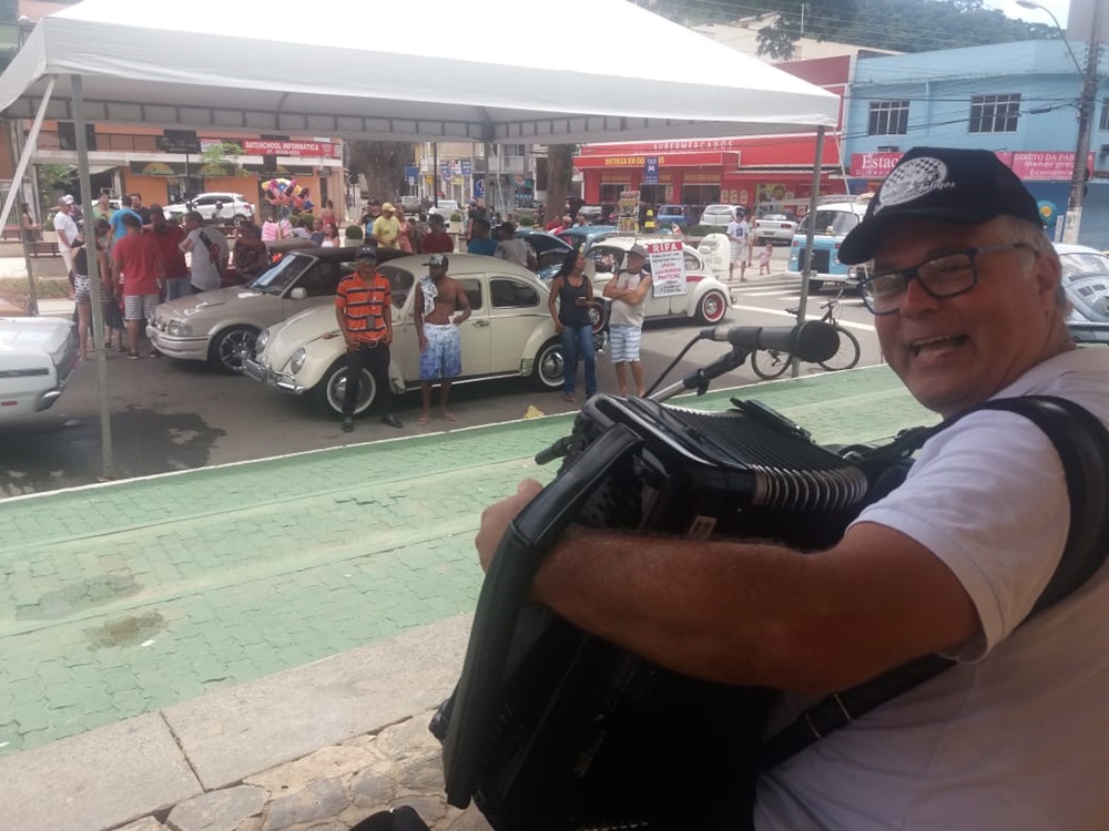 Músicas nacionais e internacionais no encerramento do Encontro de Carros Antigos em Marechal Floriano 2