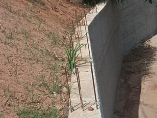 Pontas de vergalhão em muro de arrimo causam reclamações em Marechal Floriano