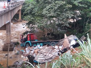 Acidente com caminhão na tarde de ontem 10 por falta de freios na BR 262