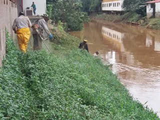 Capim alto é cortado para evitar ataques de mosquitos em Marechal Floriano 2