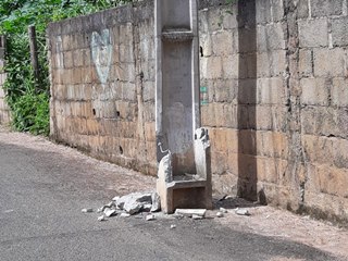 Carreta atinge e destrói um poste e causa perigo em Marechal Floriano