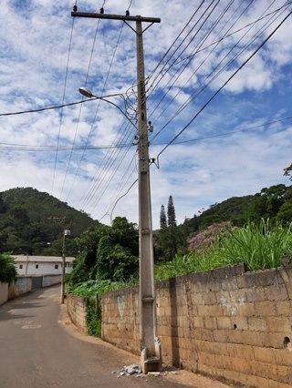 Carreta atinge e destrói um poste e causa perigo em Marechal Floriano 2