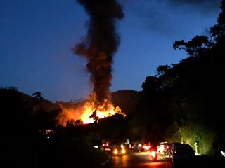 Carreta incendiada permanece no mesmo local na BR 262 e provoca nova ocorrência 2