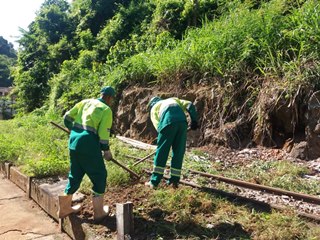 Limpeza de matagais na linha férrea em Marechal Floriano