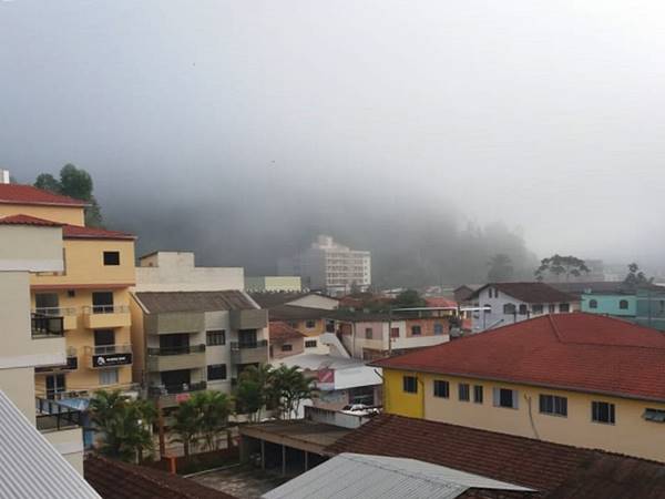 Neblina mostra tempo frio antecipado nas montanhas do Estado 02