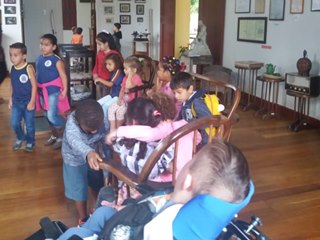 Pequenos estudantes de escola visitam antiga esta&ccedil;&atilde;o e ornamentos da P&aacute;scoa em Marechal Floriano