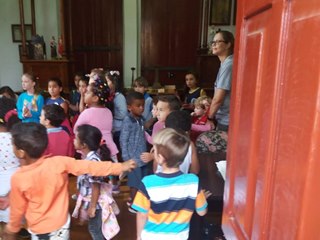 Pequenos estudantes de escola visitam antiga esta&ccedil;&atilde;o e ornamentos da P&aacute;scoa em Marechal Floriano 2