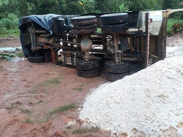 Caminhao basculante tomba na zona rural de Muniz Freire 02