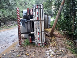 Caminhão carregado com tomates tomba em rodovia no interior de Venda Nova