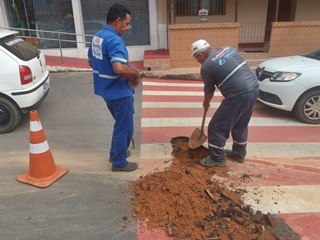 Cano furado desperdi&ccedil;a &aacute;gua tratada desde a noite desta quinta feira 02