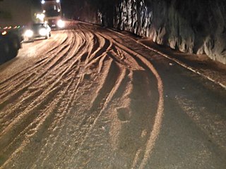 Carreta desgovernada tomba na BR 262 em Conceição do Castelo