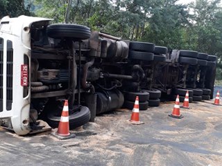 Carreta tomba e provoca engarrafamento na BR 262 em Marechal Floriano