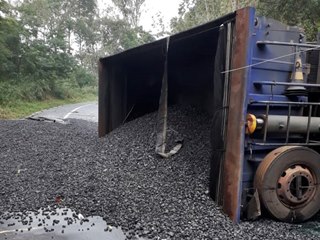 Carreta tomba e provoca engarrafamento na BR 262 em Marechal Floriano 2