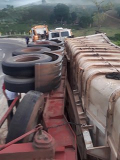 Carreta tombada é removida entre Santa Teresa e Fundão