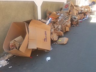 Centenas de caixas de papel&atilde;o vazias amanhecem na rua em Marechal Floriano