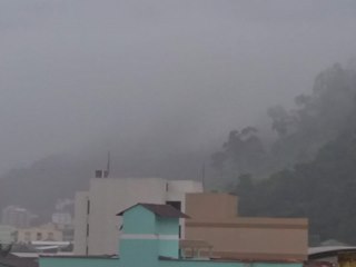 Chuva cont&iacute;nua durante a noite provoca neblina nos munic&iacute;pios das montanhas do Estado