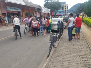 Ciclista sofre mal s&uacute;bito e colide com carro estacionado em Marechal Floriano