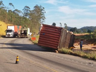 Container despenca de carroceria de carreta e atinge outra carreta em Marechal Floriano 2