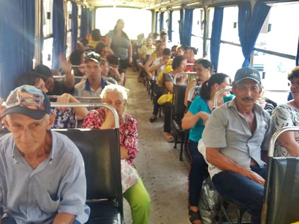 Dezenas de &ocirc;nibus lotados seguem da Regiao Serrana para Vila Velha 02