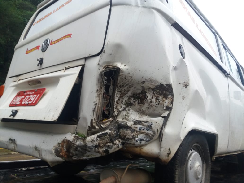 Kombi derrapa na pista molhada colide com pedreira na BR 262 e deixa dois feridos